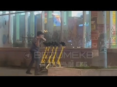 Мужик трубой завалил 6 электросамокатов. Real video