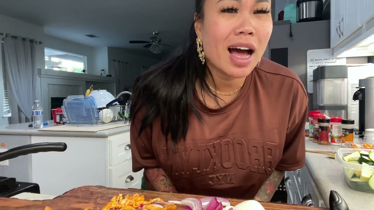 Приготовление лосося по-каджунски с кучей обжаренных овощей