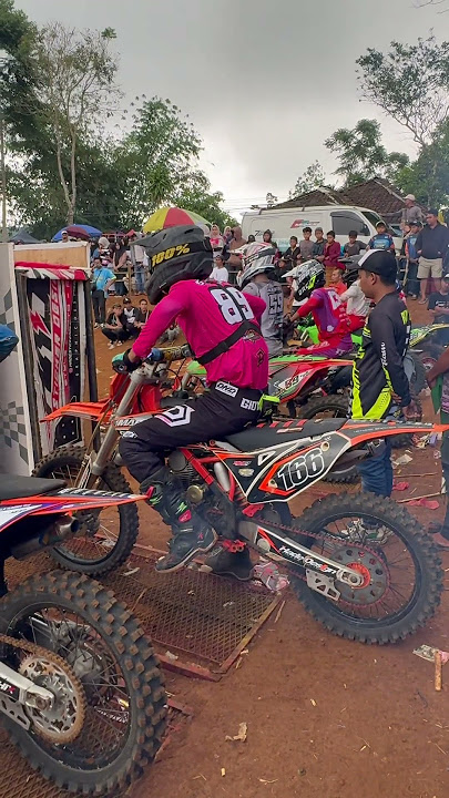MOMENT MENEGANGKAN