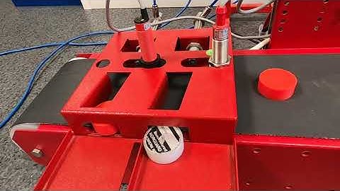 Students automating using an ET200S as I-device and S7-1500 as IO-Controller.