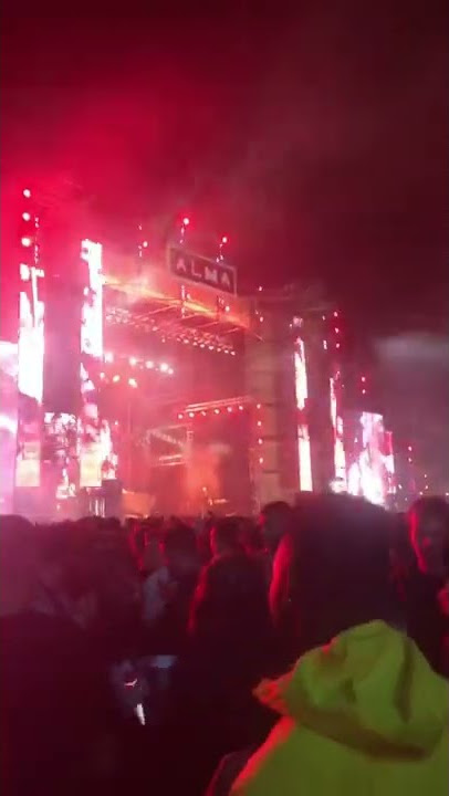 L7NNON cantando Sei que tu gosta muito no Alma Festival 2022