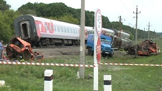 В Прохоровке поезд столкнулся с КамАЗом(В Прохоровском районе произошла крупная авария: поезд «Москва – Белгород» столкнулся с КамАЗом на железно..., 2015-07-31T18:20:11.000Z)