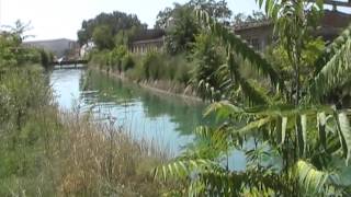 Conrado nos explica el truco del almendruco de como el agua de una canal sube hacia arriba en Tamarite de Litera o Tamarit de Llitera 1