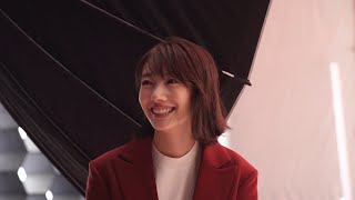 波瑠、“指の先”まで計算された高難易度の撮影に苦戦！？監督からの難しい要望に真摯対応「練習しなきゃ！」　Smart Codeの新CM『いつもの決済、いろんな場所で』篇メイキング
