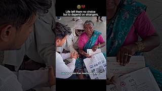 Young Man Helps an Elderly Couple 🥺❤️ #kindness #love #help #old #shorts