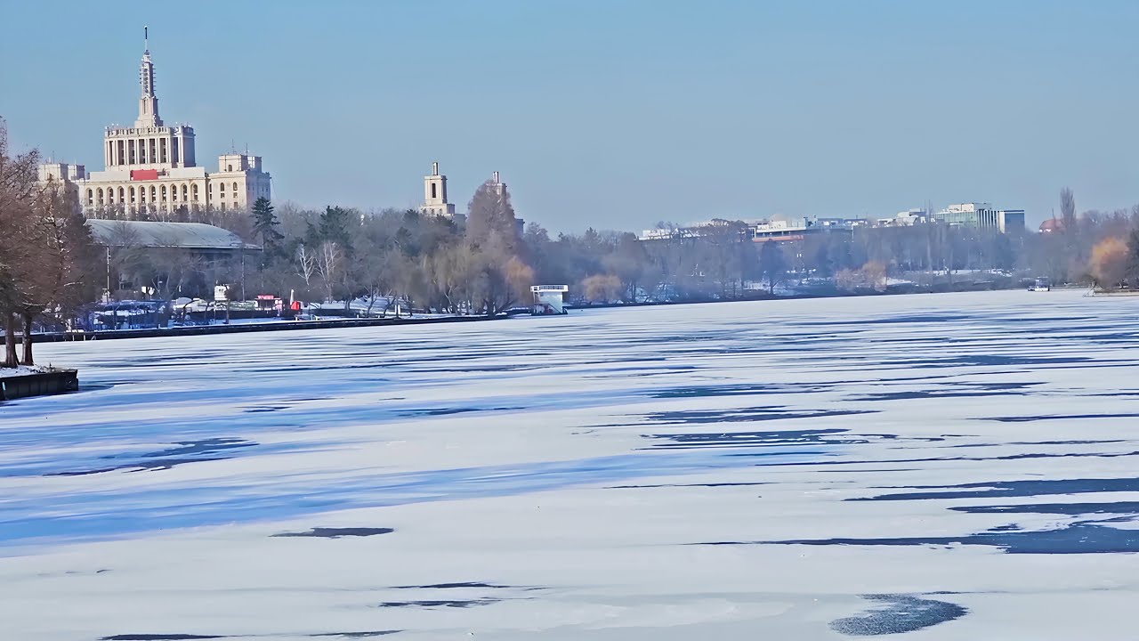 A înghețat lacul Herăstrău din București