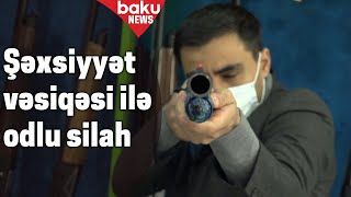 Silah Mağazasında Müştərini Məmnun Yola Salmağa Çalışan Satıcılar