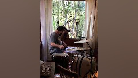 SINGLES Plays Into The Wild | Setting Forth - Ensaio