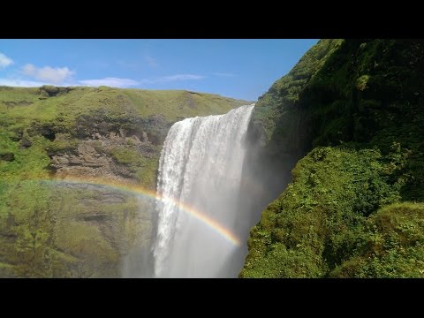 Video: De Skógafoss-waterval in IJsland: de complete gids