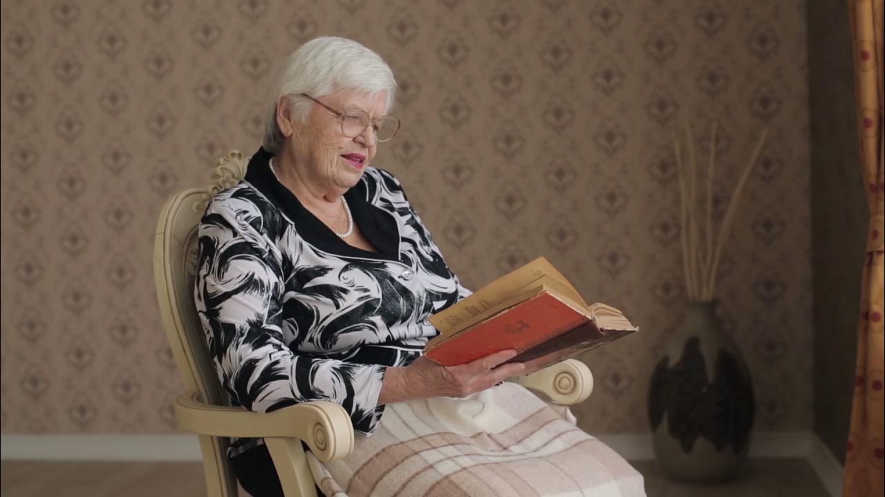 Бабушка читает письмо источник информации. Бабушка читает письмо источник информации. Пожилая женщина читает письмо. Пожилые чтение. Бабушка читает письмо источник информации.