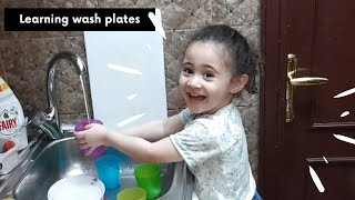 Rawida learn how to wash plates / kulit ehhh gusto maghugas plato 😅😍