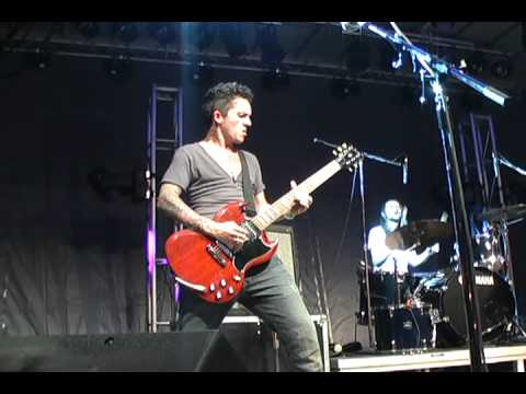The Cliks perform Dirty King