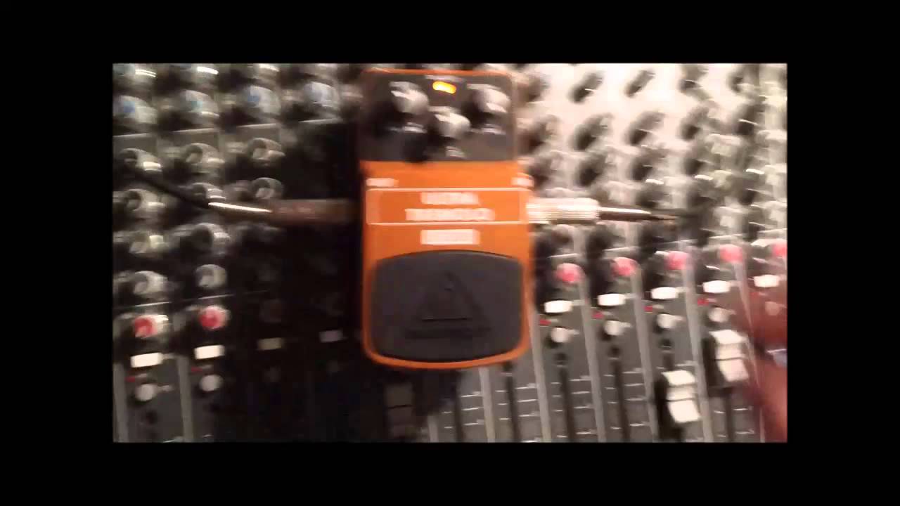 Techno tremolo - Behringer UT300 pedal demo