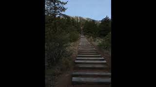 The Incline: 68% grade: https://manitousprings.org/where-to-play/manitou-incline/ Resimi