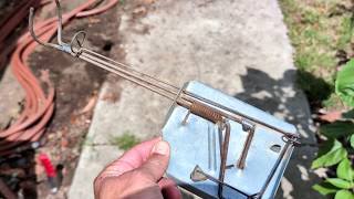 One-handed gopher trapping