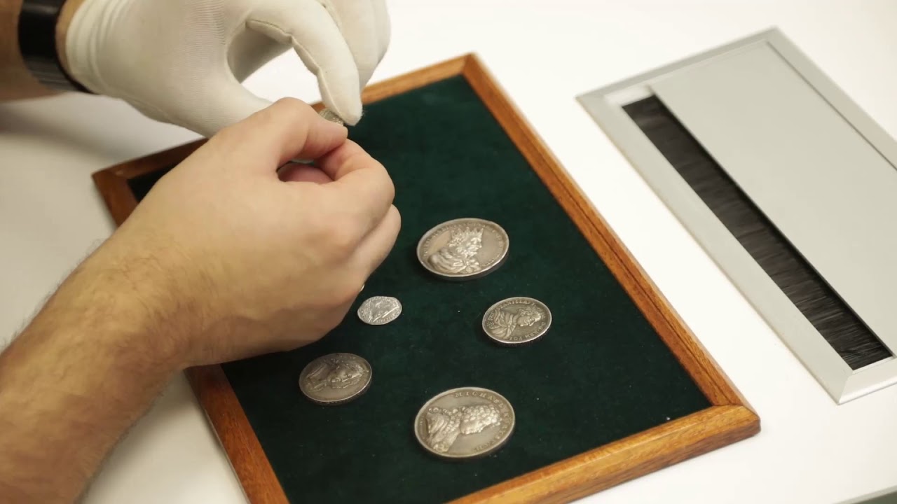 Jak obchodzić się z monetami - w rękawiczkach, czy bez?