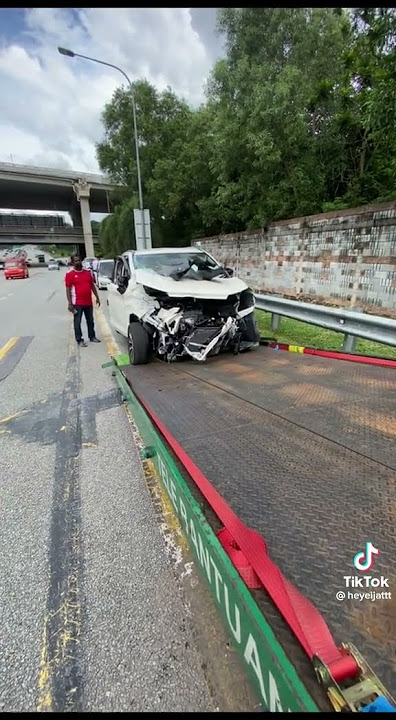 Perhatikan kereta putih dengan kereta hitam tu😔Dan kereta tu baru beli😕
