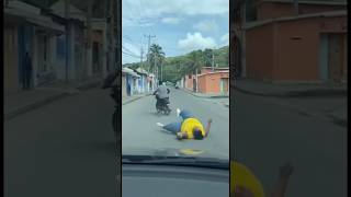 Hay Coño Pesaba Tanto Que Se Cayó Del Motor