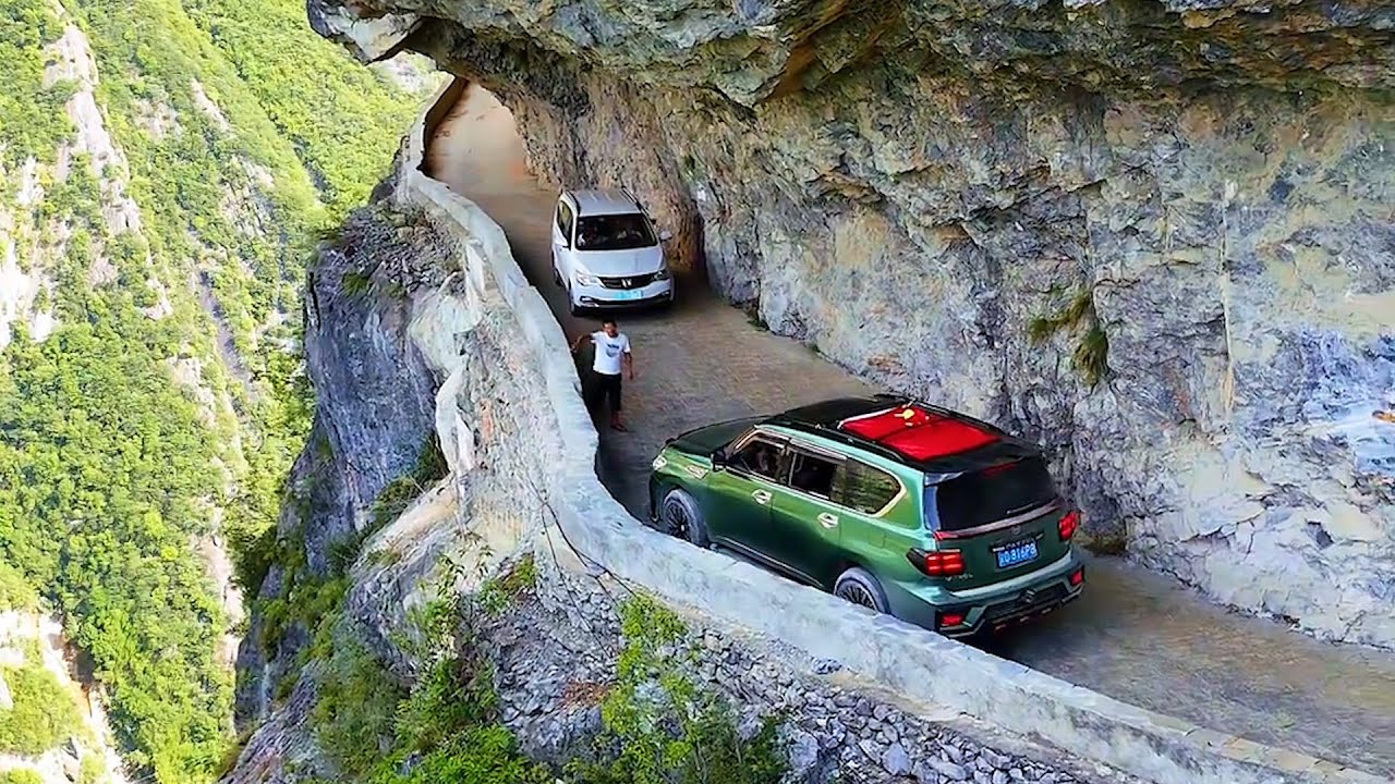 The deepest valley in Asia, China's Lanying Grand Canyon Wall Hanging Highway亚洲第一深谷，中国兰英大峡谷挂壁公路
