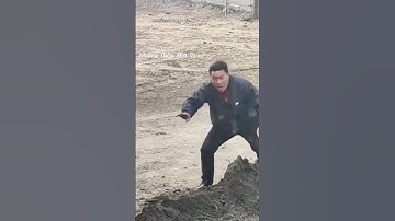 Bác tài xế cố giải thích với anh lái máy xúc