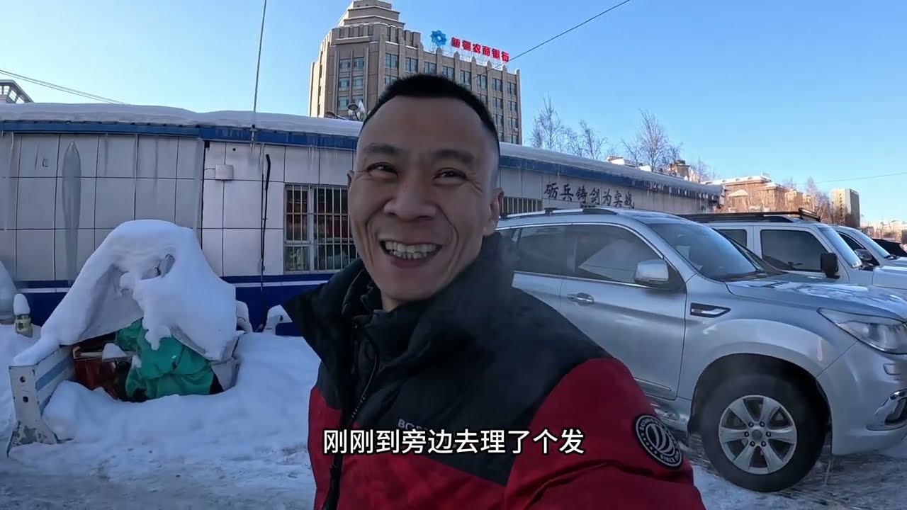 新疆雪地里跑来的流浪猫带去宠物医院检查，没想到它的年龄这么大了