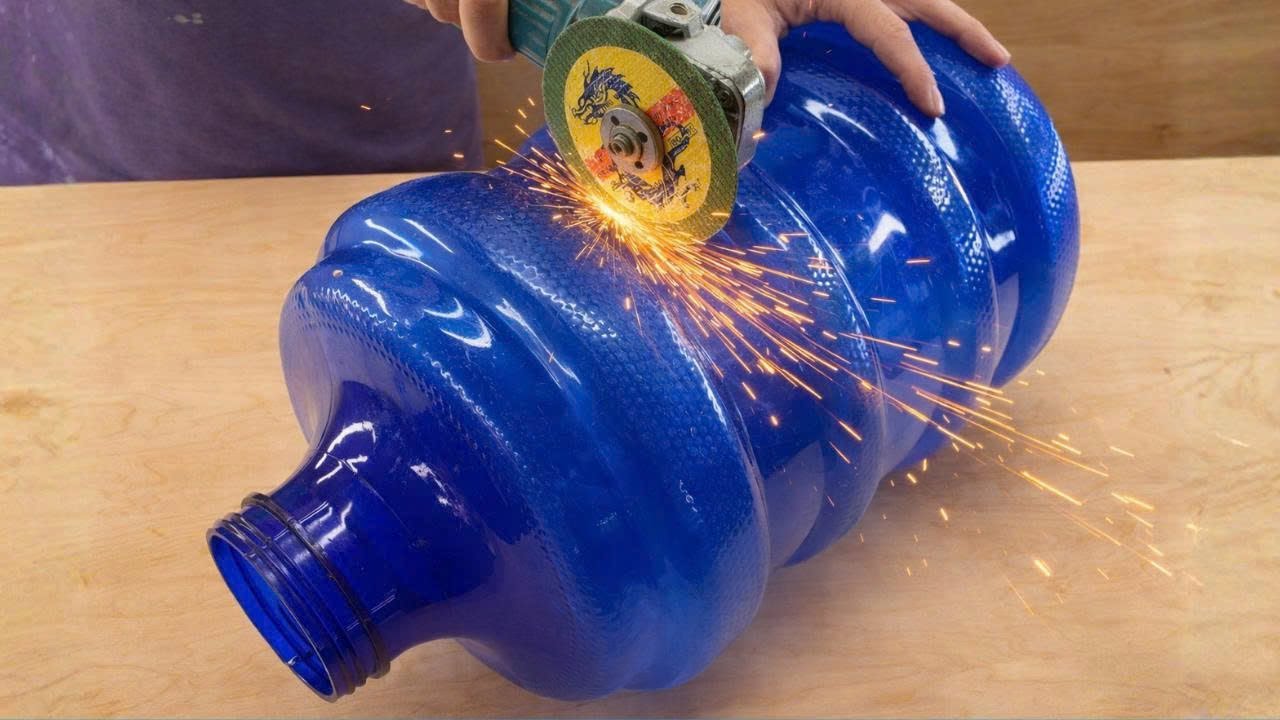 В каждом доме это есть! Разрежьте старую пластиковую бутылку и посмотрите, что произойдет, словно...