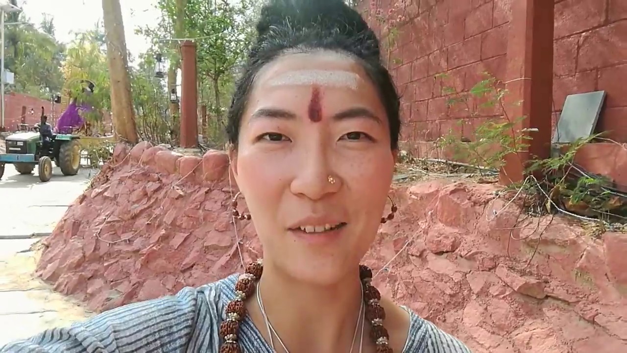 印度教湿婆神的追随者额头上的白色vibhuti和红色kumkum印记代表什么 Youtube 印度教湿婆神的追随者额头上的白色vibhuti和红色kumkum印记代表什么 Youtube
