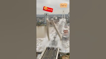 A Giant Ship Charges Toward the Bridge… 🚨