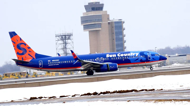 Sun Country Boeing 737-8FH plane landing at Minneapolis Airport