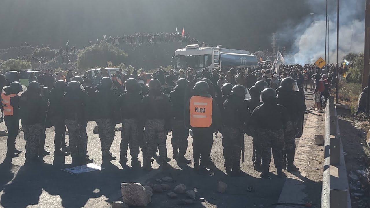 La Policía de Gerardo Morales reprime el corte de ruta 9 en Purmamarca ...