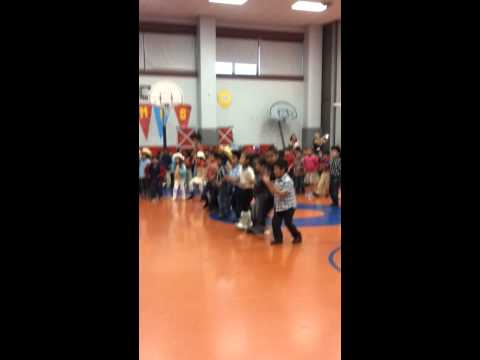 Angel bailando en Sneed Elementary school.