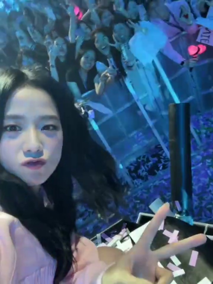 JISOO'S cute interaction with fans ? #jisoo #jennie #rosé #lisa #blackpink #shorts