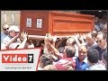 بالفيديو شاهد صراخ وبكاء أسرة الفنان خليل مرسى أثناء تشييع جنازته 