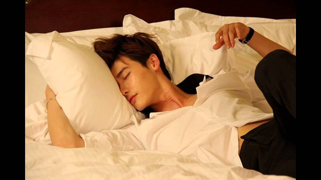 Чи сняться. Ви ха джун актер. Чи чхан ук к2 телохранитель. Чи сняться. Марго робби барби.