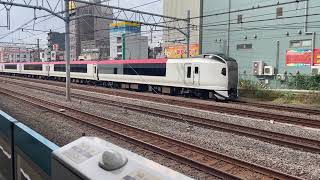 E259系が特急成田エクスプレス19号成田空港行きとして東神奈川駅を通過するシーン　2025年11月2日午前10時29分撮影