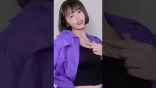 白瀬あかりの谷間が見れます