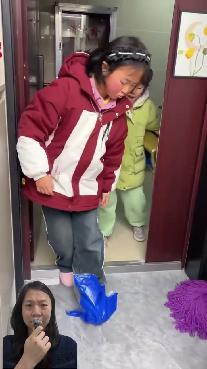 HEI JANGAN PAKAI SEPATU DI DALAM RUMAH