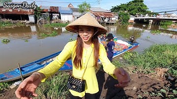 TÂY THY ngồi vỏ lãi đi chợ quê trên kênh xanh đầy lục bình