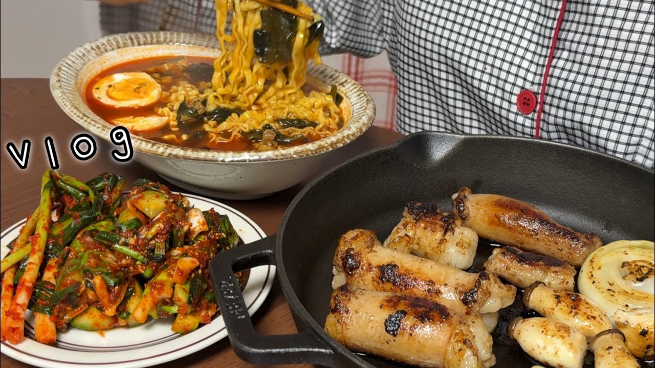 먹다가 주말 순삭당한 자취생의 폭식 일상브이로그 / 미역불닭탕면, 통대창 / 고사리파스타, 호박 카스테라 인절미 / 백순대, 버거킹 콰트로 치즈버거)