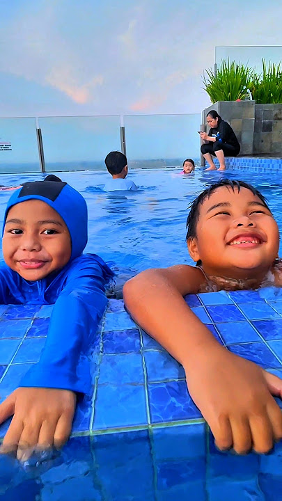 Download lagu Riska's Family Vlog: A Fun Vacation Swimming Playing in the Water Riska is Sad, Has a Fever, Can'...