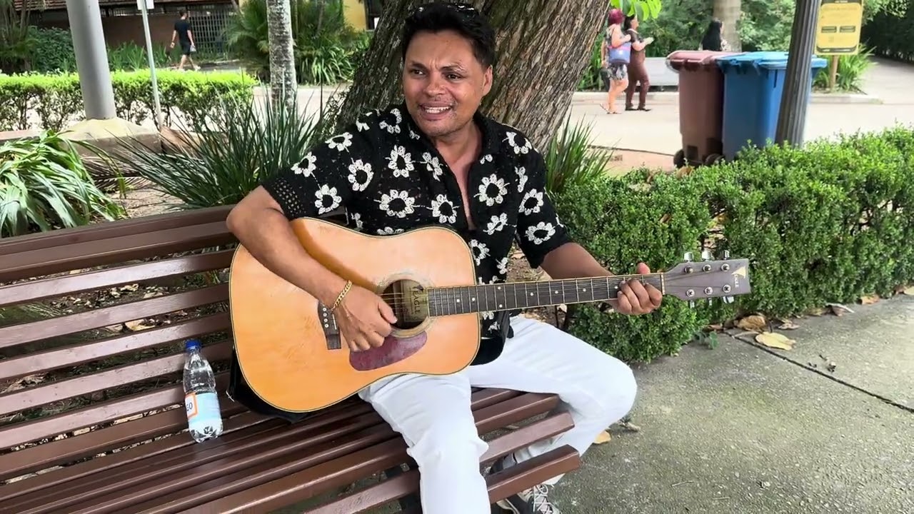 Cantor de rua canta música linda na voz e no violão 