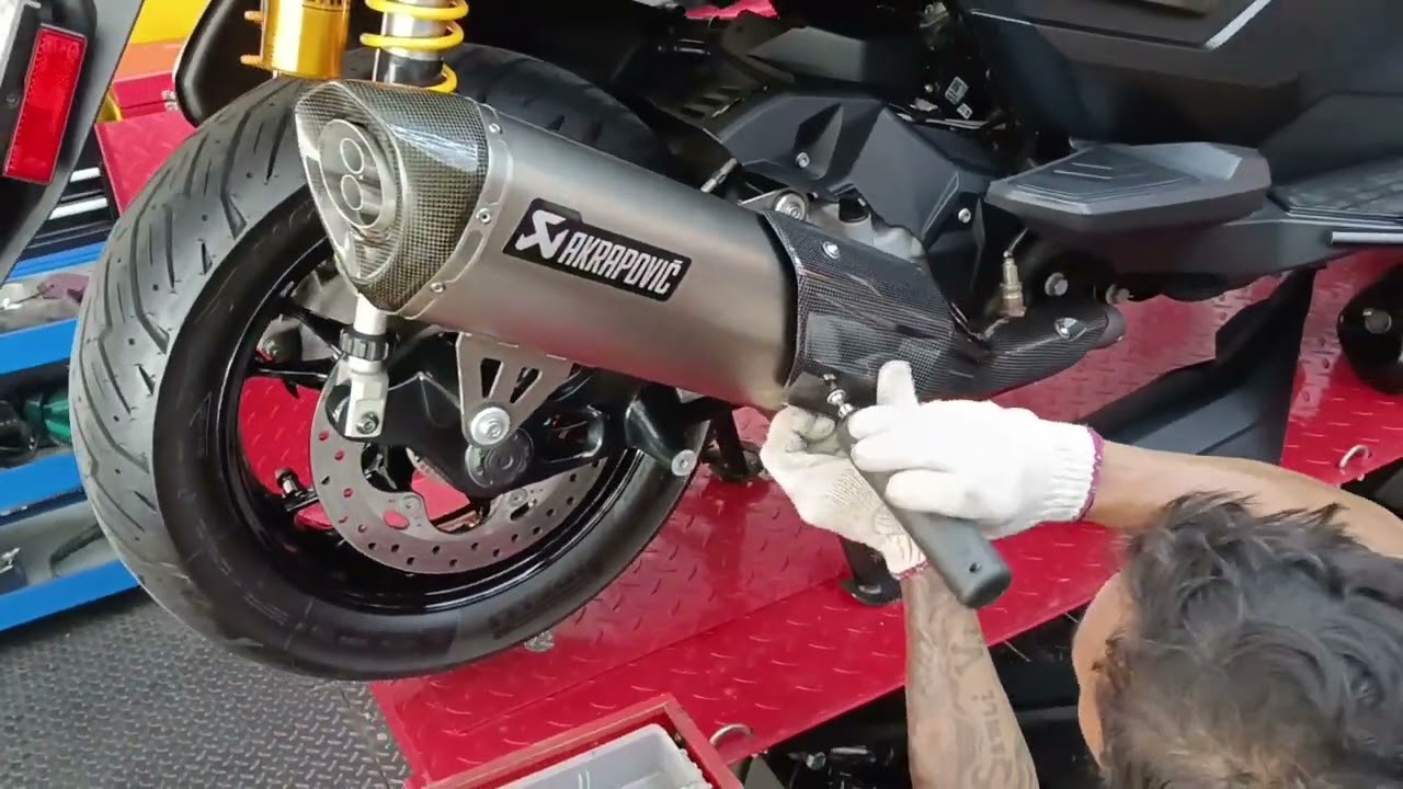 AKRAPOVIC BMW C400GT - YouTube