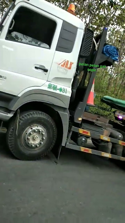 ada kedala truk jls gak kuat nanjak di gajah Mungkur jalan pantai sine