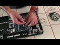 Colocándole pasta térmica a un procesador de notebook.