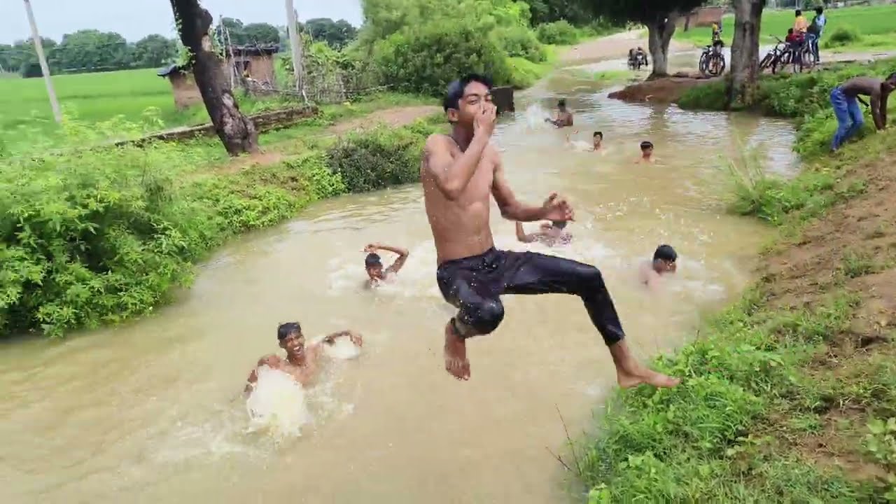 आज अपने गांव में पानी में नहाते हुए #sandeeptiwary99 #minivlog #funny #vlog