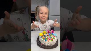 Поли Украшает Сама Свой Праздничный Торт 🎂