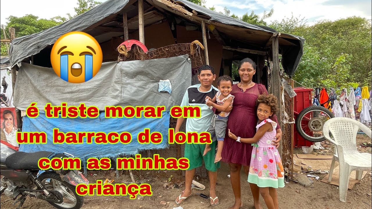 Mãe de 23 anos que tem dois filhos e está grávida morando num barraco de longe