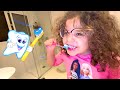 Amira brosse les dents  brushes her teeth
