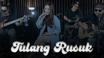 Tulang Rusuk - Rita Sugiarto Cover + Lirik | Veni Nurdaisy ft. 3Pemuda Berbahaya