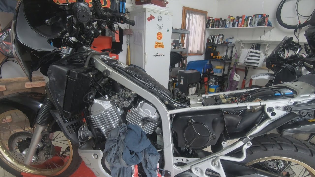 #Honda Transalp, 600 (PD06) снятие сиденья, обтекателя и бака